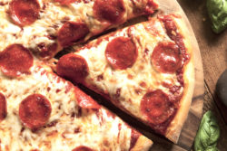 Genießen Sie unsere ofenfrische Pizza