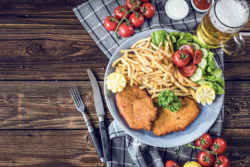 Schnitzel mit Beilage im Goldenen Rössl!