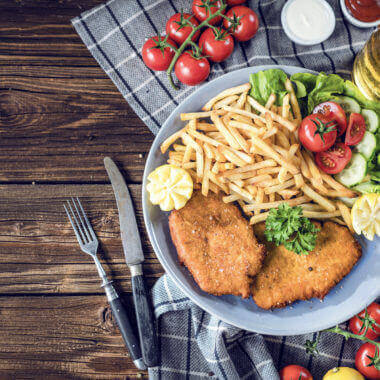 Schnitzel mit Beilage im Goldenen Rössl!