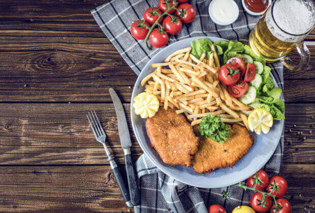 Schnitzel mit Beilage im Goldenen Rössl!